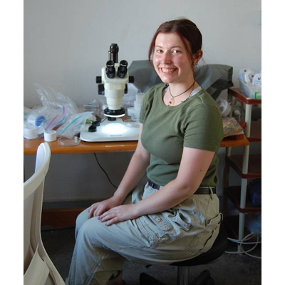 Anna Tanzman in the laboratory in Türkiye.