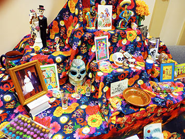 Table displaying many objects