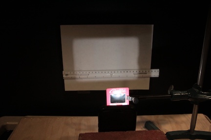 picture showing a broad white light pattern on a screen when using the full diffraction grating