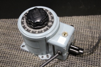 photo of the variac used to adjust the voltage across the bulb