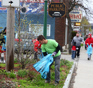 SUNY Cortland students community cleanup
